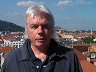 6fdd9bab32a0add724862c7beb00f2a7 326x245 - Konspirační guru David Icke vystoupí v Praze